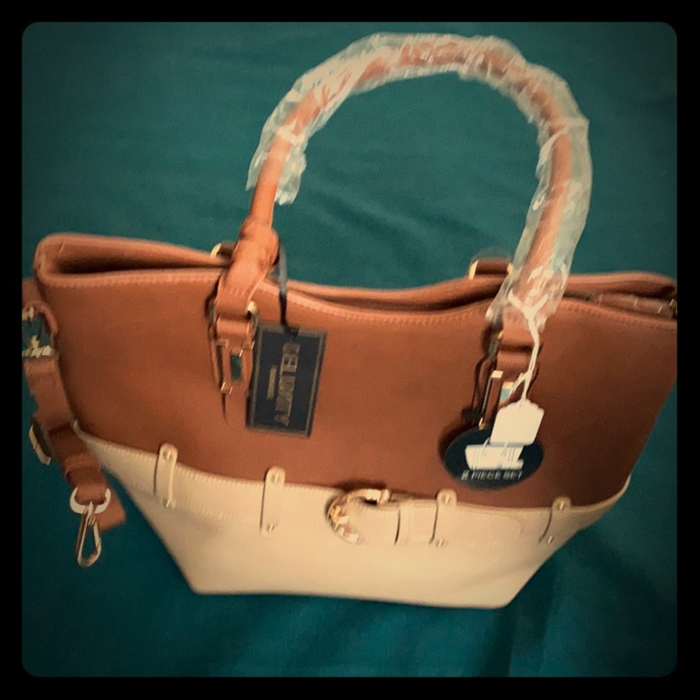 Fashionable tote. Vegan, wristlet, compartments.